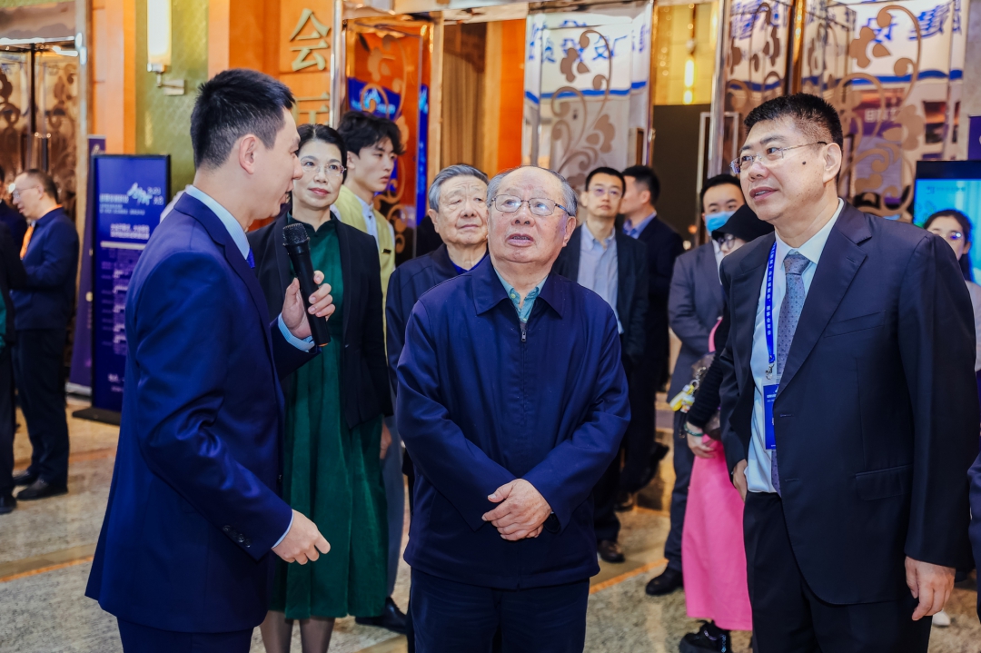 8黃鎮東、胡希捷蒞臨展位.jpg