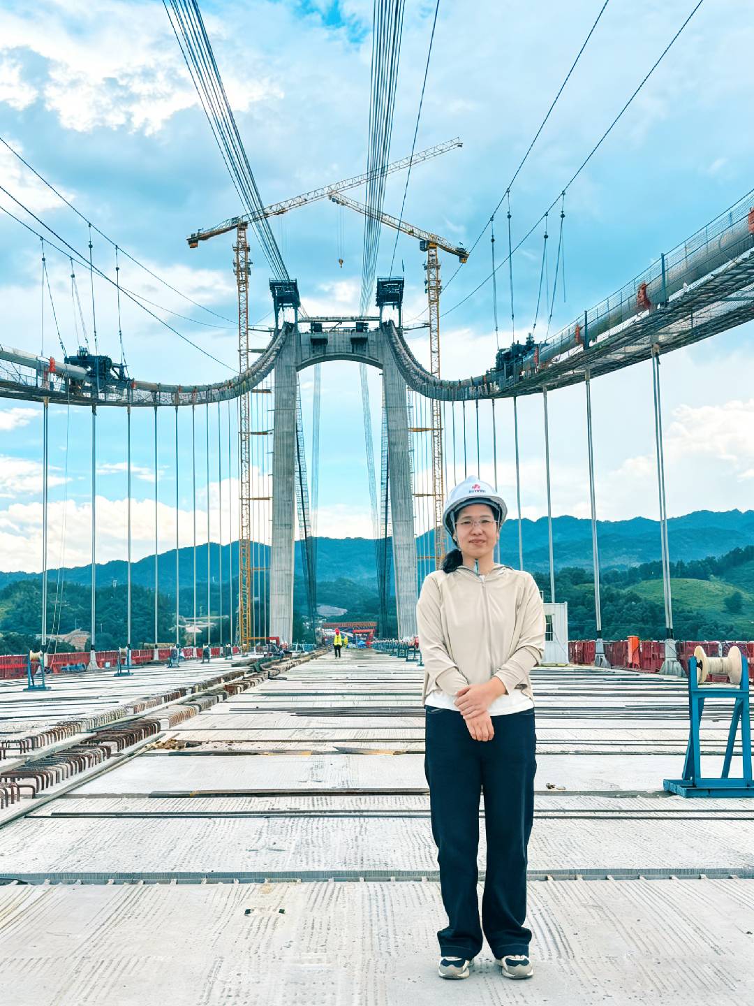 橋梁院：湖南省在建最大跨度懸索橋洞庭溪沅水特大橋主跨合攏，項目負責人現(xiàn)場合影.jpg